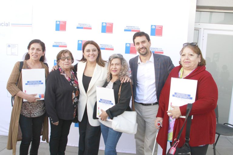 Ministra de Bienes Nacionales  entregó títulos de dominio