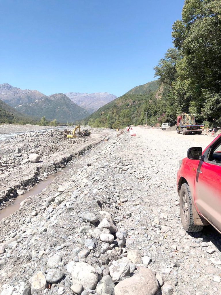 Avanza trabajo de reparación del dañado camino a Los Queñes