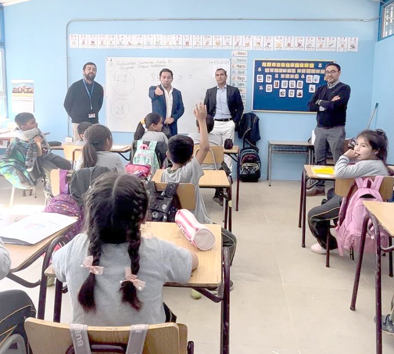 Alumnos iniciaron sus clases  en remozada escuela de Teno