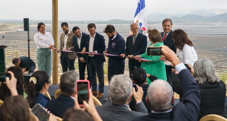 Presidente inauguró moderna planta fotovoltaica en la comuna de Teno
