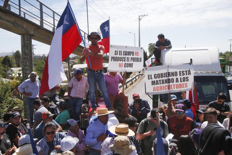 Agricultores protestan contra el Gobierno acusando incumplimiento tras inundaciones