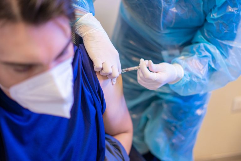 Reiteran urgente llamado a vacunarse contra el Covid-19 a los grupos de riesgo