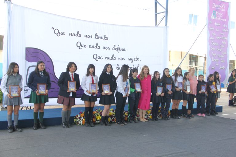 Distinguen a dirigentas estudiantiles