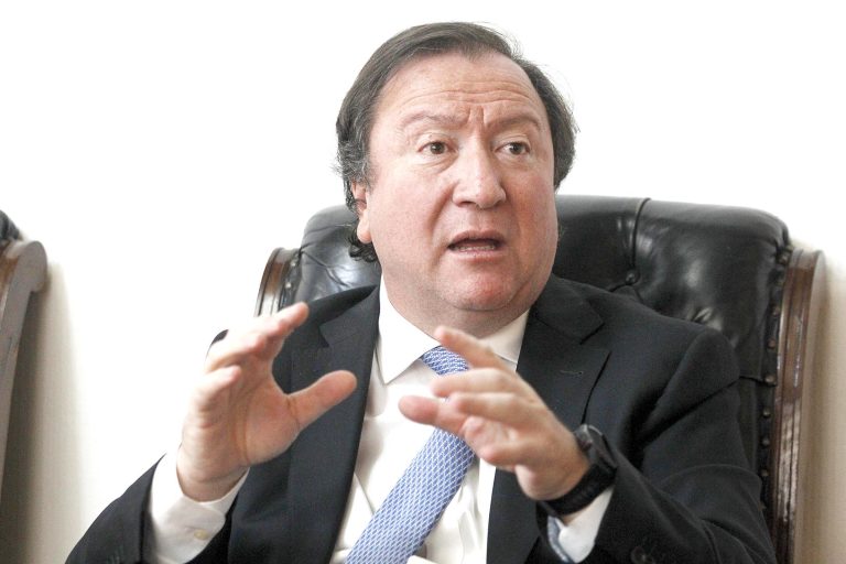 Alcalde destituyó a directora jurídica  y sancionó a administrador municipal