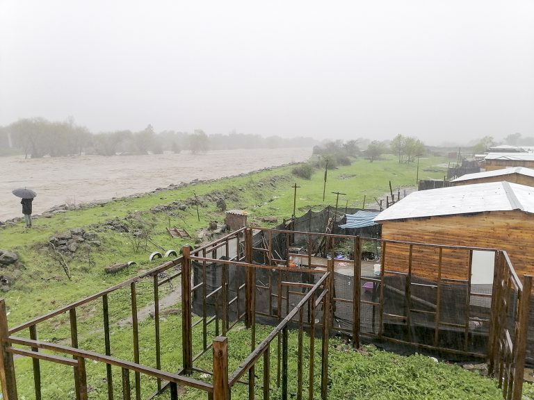 Resolución judicial ordena desalojo de  toma de terreno junto al río Guaiquillo