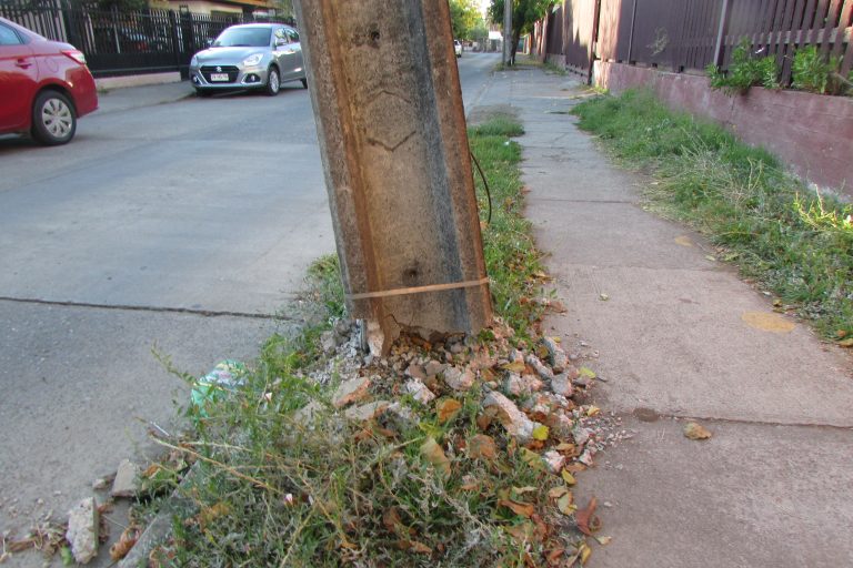 Aún sin solución peligroso poste de energía eléctrica que podría caer