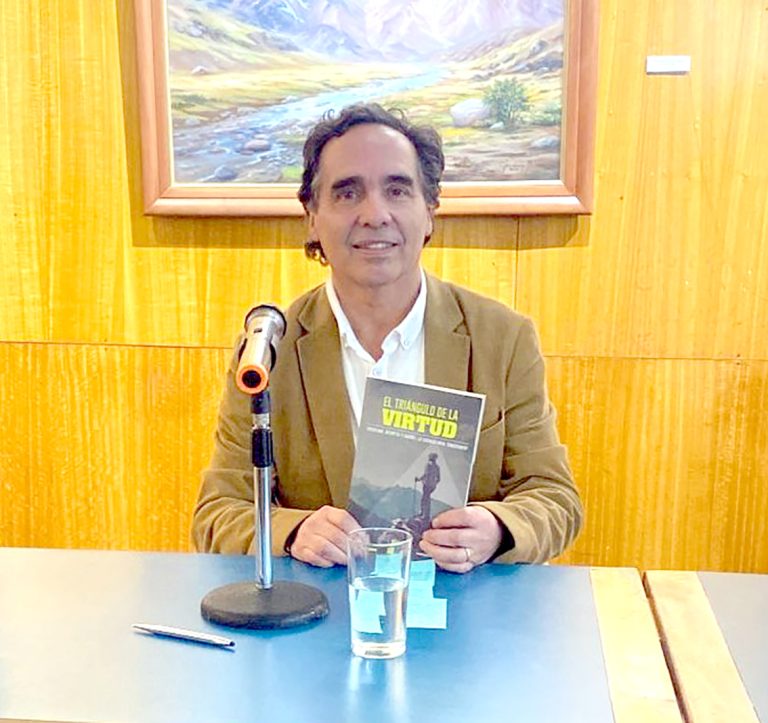 Autor presentó el libro “Triángulo de  la Virtud: disciplina, respeto y cariño”