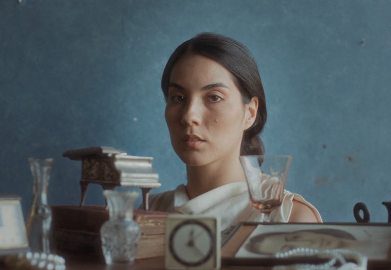 Cantante linarense Camila Bañados estrena videoclip