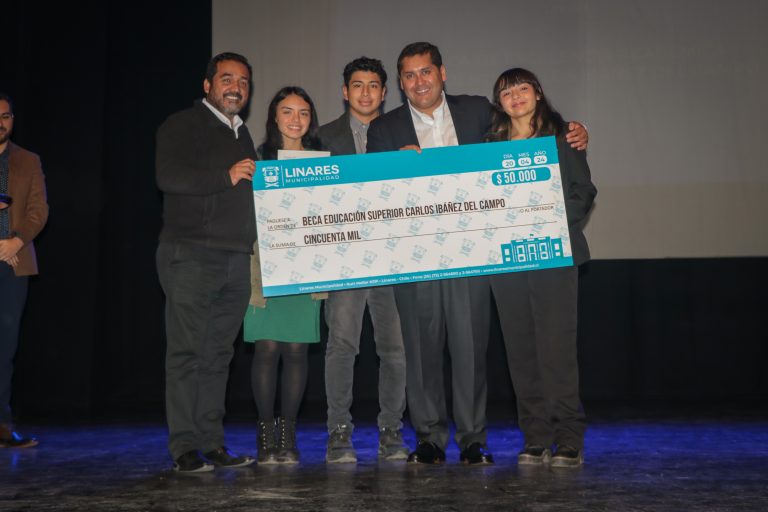 Municipio de Linares entrega Beca Universitaria a jóvenes estudiantes