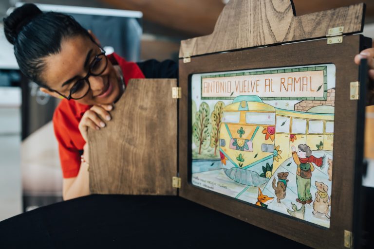 Artista maulina participó con gran éxito en taller del “Teatro de Papel” en Lima