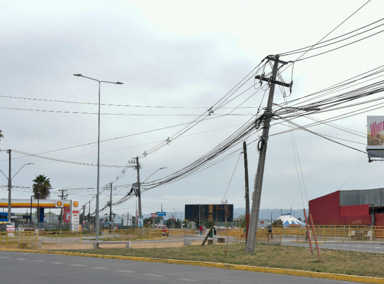 Preocupación por postes del alumbrado eléctrico que están a punto de caer