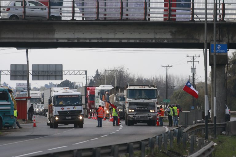 Llaman al Gobierno a intervenir en el paro de camioneros