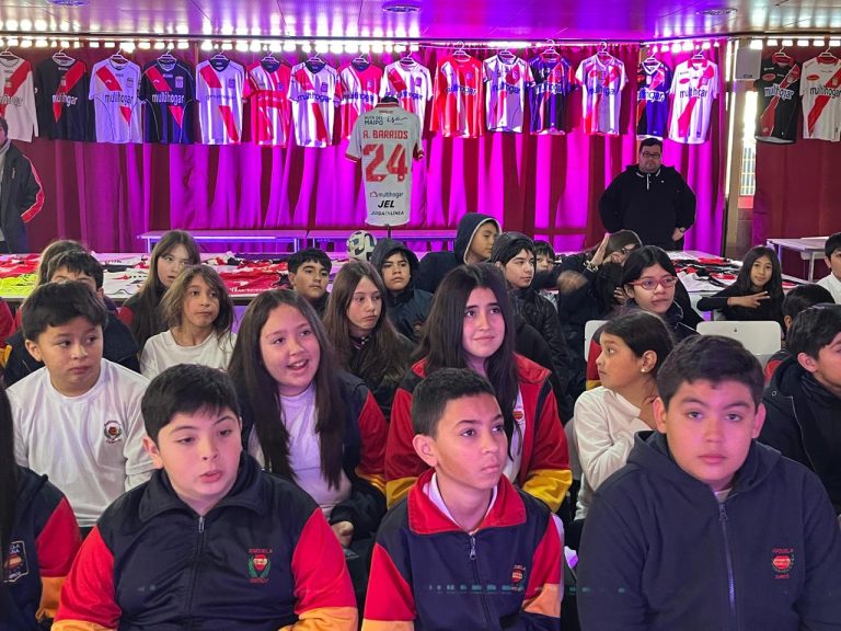 Alumnos disfrutaron de una muestra de camisetas, copas y relatos en torno a Curicó Unido