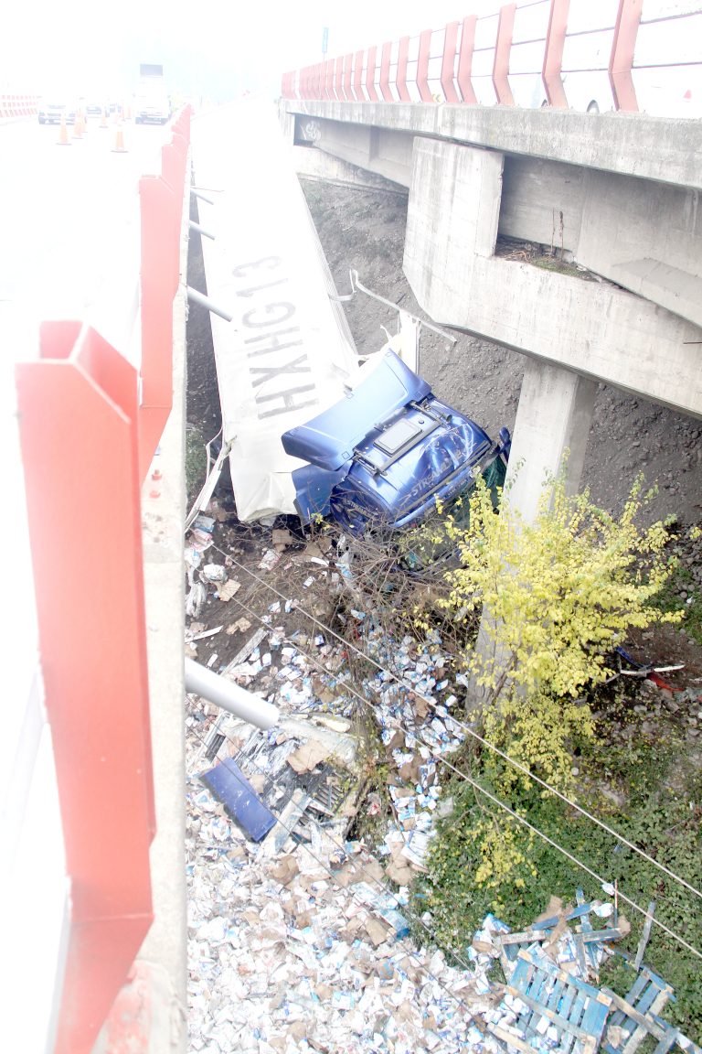 Camionero volcó en el  Paso superior Maquehua