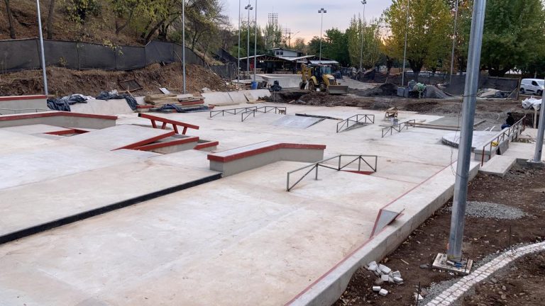 Avanzan obras de construcción de costoso skatepark