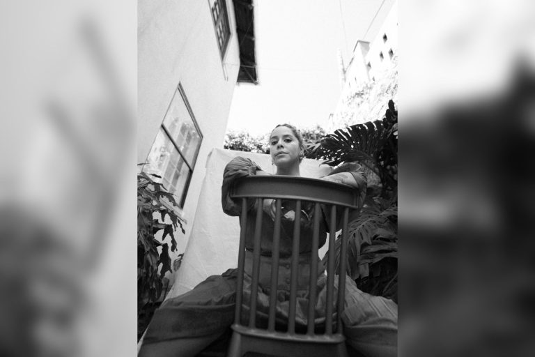 Cantautora oriunda de Linares Camila Bañados estrena “Papel”