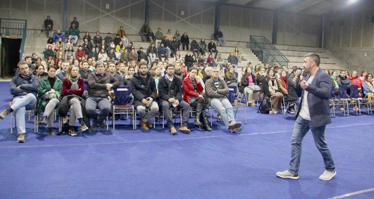 Charla abordó los desafíos ligados al uso del celular y las redes sociales desde la infancia