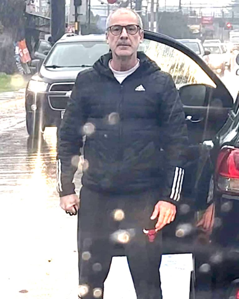 Violento conductor amenazó con un bate a mujer y su hija