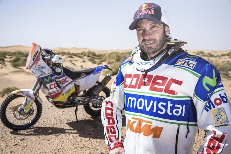 Francisco “Chaleco” López arranca en moto en el Desafío del Desierto