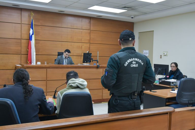 Collares de plata y mochila delataron a delincuente que robó en joyería curicana