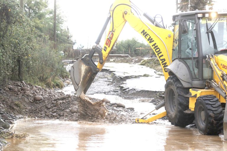 Extenso socavón, inundación de viviendas y  cortes de luz se registraron en San Clemente
