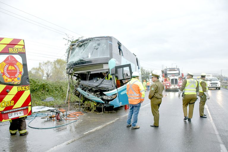 Colisión dejó un fallecido y una veintena de heridos