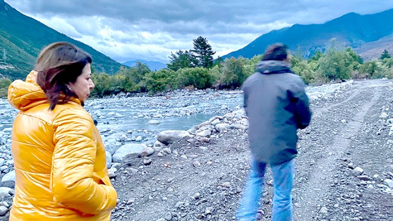 Habilitan acceso a vecinos de Armerillo que permanecían aislados por crecida de estero