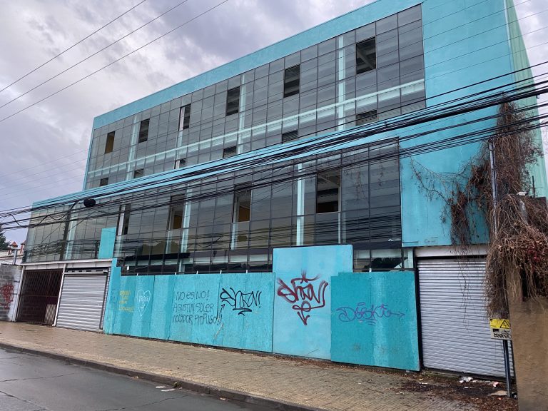 Toma y desmantelamiento de propiedad mantiene en alerta a vecinos y locatarios