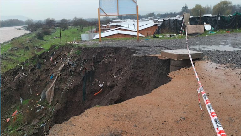 Piden solucionar socavón en calle Obispo Chávez
