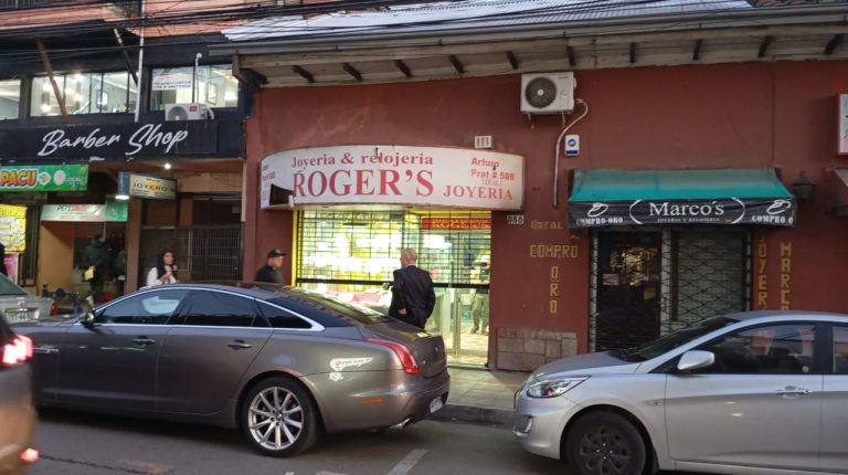Buscan a responsables de robo a céntrica joyería