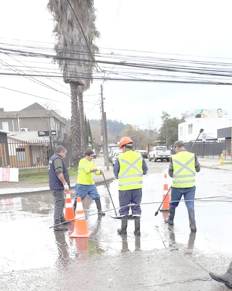 Equipos municipales siguen desplegados por la llegada del sistema frontal a Curicó