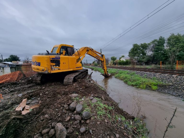 Sarmiento: Intervienen tramo de canal con maquinaria especial