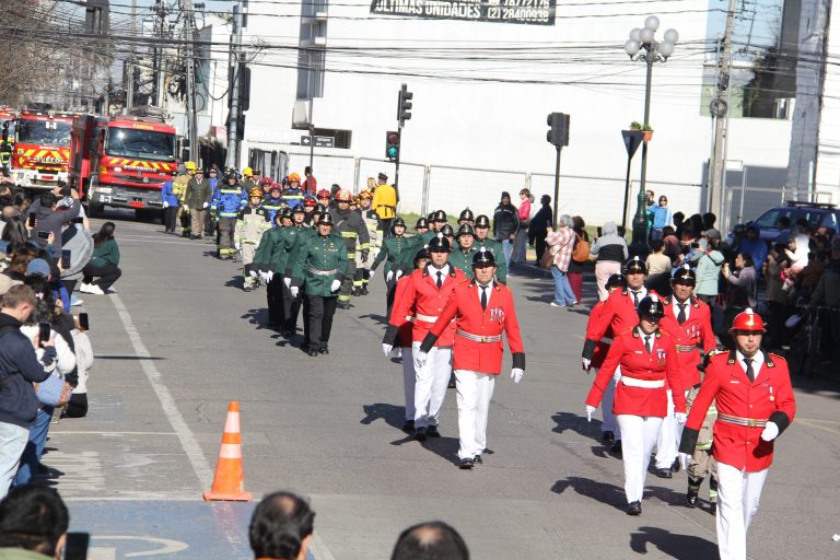 Brillante desfile provincial de Bomberos en Curicó