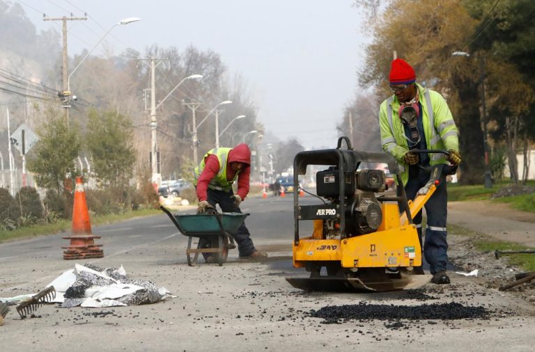 Municipio intensifica trabajos de reparación de calzadas en diversos sectores de Curicó
