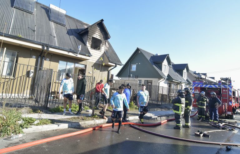 Familia resultó damnificada tras violento incendio