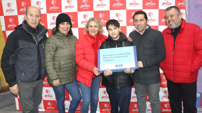 Más de 400 estudiantes de Molina reciben sus notebooks de Junaeb