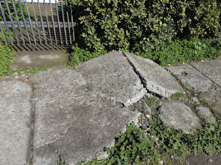 Vecinos lamentan el “abandono” de faenas de proyecto participativo de reposición de veredas