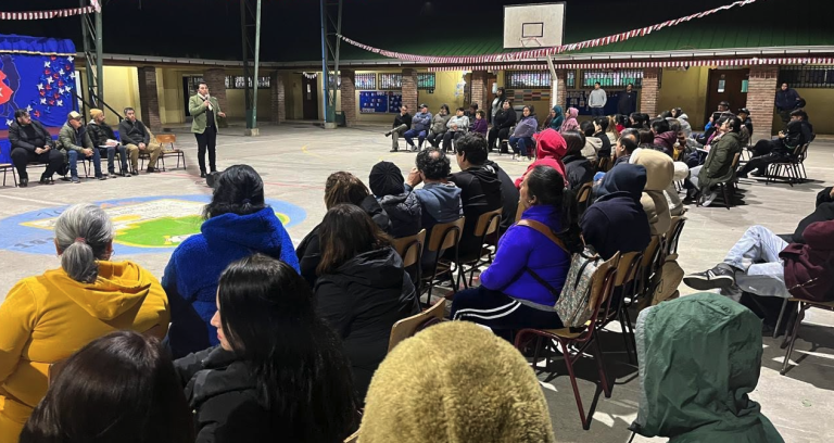 Estudiantes adultos preocupados por su futuro: Sostenedor de escuela no seguiría con proyecto