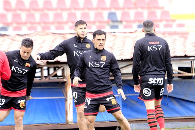 Los jugadores y técnico que vistieron los colores albirrojos y rojinegros