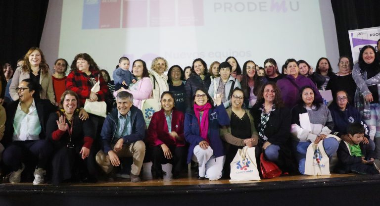 Mujeres cuidadoras de Molina reciben celulares y credenciales de manos de autoridades nacionales