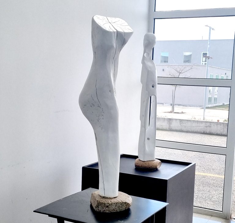 Esculturas en madera llegan al  Campus Linares de la UTalca