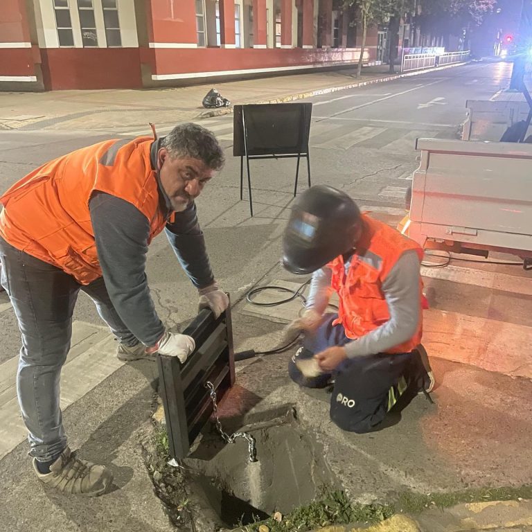 Para evitar más robos: Optan por  “anclar” rejillas del alcantarillado