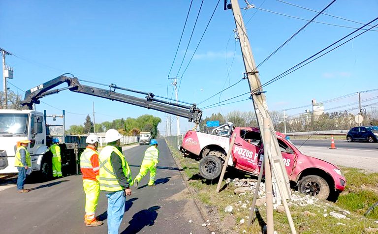 Choque a un poste del alumbrado  público provocó corte de energía