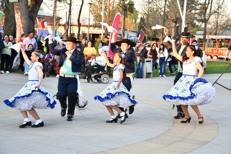 Sagrada Familia bailó la primera “patita” de la Fiesta de la Chilenidad Emprende