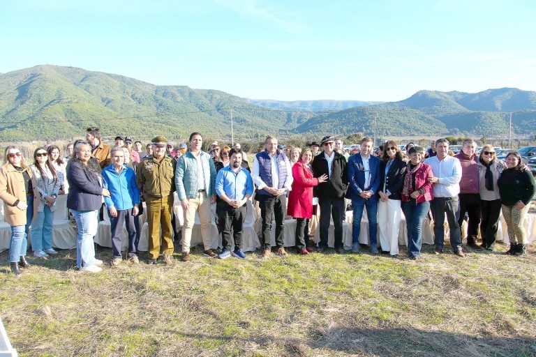 Firman compraventa de terreno donde se construirá nueva posta El Manzano