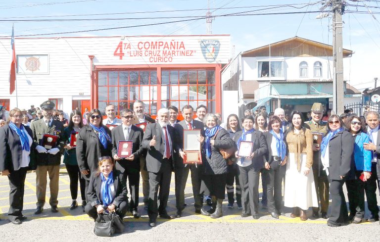 Multitudinario desfile en honor a  la Cuarta Compañía de Bomberos