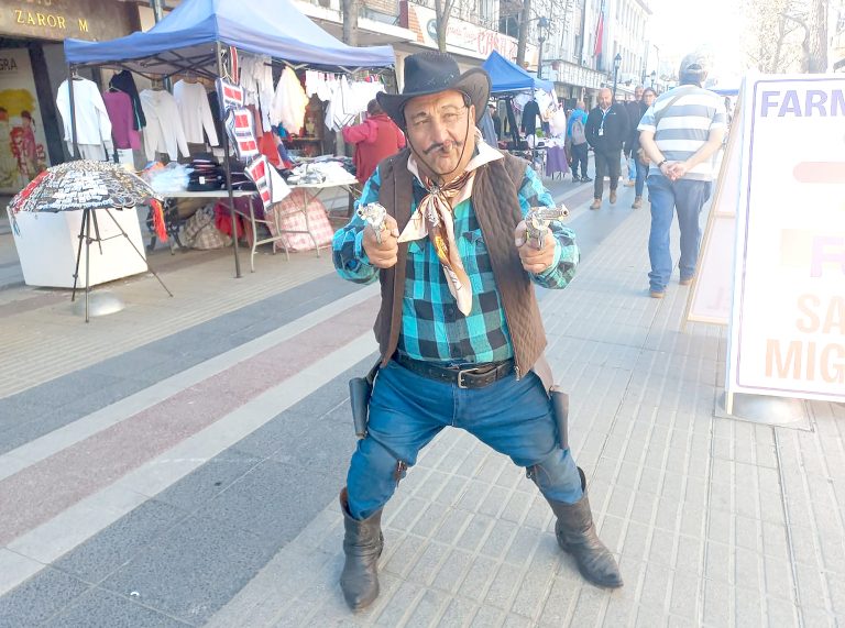 Alberto Orellana: el multifacético intérprete de personajes causa risas en el centro de Talca