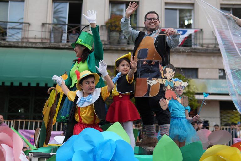 Talca dio inicio a la Fiesta de la Primavera co  el Desfile de Carros Alegóricos y Comparsas