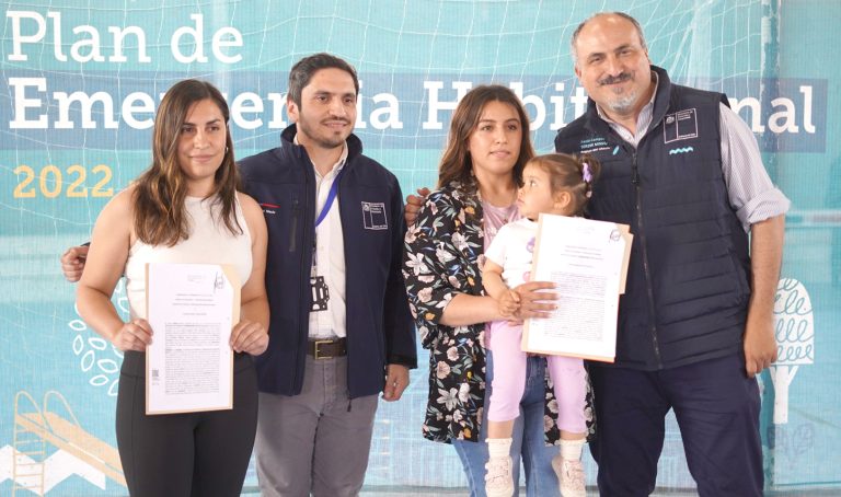 Familias de Pencahue y Linares recibieron las escrituras de sus nuevas viviendas