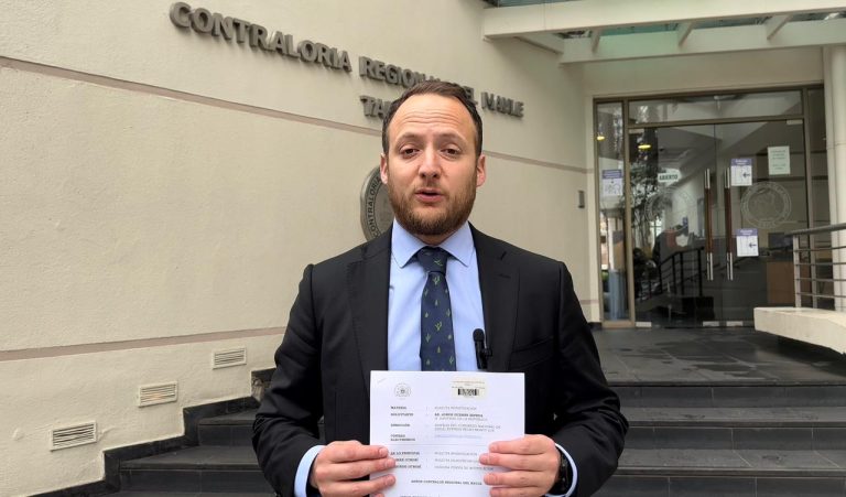 Crecen críticas por funcionario que cobra sueldo pese a no trabajar